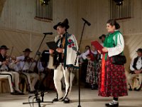 01  1. XXIII Góralskie Posiady Doktora Orawca. Przy mikrofonach konferansjerzy pierwszej części posiadów: dr Bronisław Orawiec-Wyśni oraz Ewelina Rzadkosz z Zespołem „Regle”. Gminny Ośrodek Kultury (GOK) w Poroninie. 29 maja 2015 r.