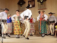 02  2. Widowisko pt. „Obrazki z życia świętego Jana Pawła II”. Popis tańca góralskiego w wykonaniu członków Zespołu „Regle” z Poronina.