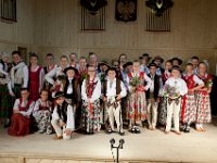 16  16. Grupowe zdjęcie po występie „Małych Regli” z instruktorem Joanną Gut Dorulą (z lewej).