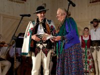 17  17. Przy mikrofonie gazda posiadów dr Bronisław Orawiec-Wyśni oraz Maria Stoch.