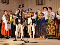 19  19. Organizator XXIII Góralskich Posiadów Doktora Orawca wręcza kierownictwu Zepołu „Regle” statuetkę „złóbcoków”, medal oraz wykonaną z brązu rzeźbę św. Jana Pawła II. Gminny Oœrodek Kultury w Poroninie. 29 maja 2015 r.