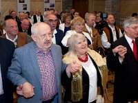 26  26. Cała sala śpiewa na stojąco ulubioną pieśń Św. Jana Pawła II pt. „Barka”.