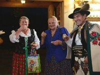 29  29. Powitanie gości w „Karczmie Baca”. Od lewej: Genowefa Gał, Bronisław Orawiec-Wyśni, Maria Stoch.