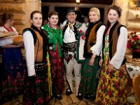 31  31. Gazda posiadów dr Bronisław Orawiec-Wyśni w towarzystwie członków Zespołu „Regle”. „Karczma Baca”. Poronin, 29 maja 2015 r.