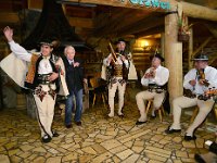 52  52.	Czesć artystyczna. Od lewej: Bronisław Orawiec-Wyśni, Mieczysław Święcicki, Krzysztof Trebunia-Tutka, Jan Trebunia-Tutka, Andrzej Polak.