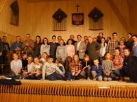 60  60.	Fotografia pamiątkowa członków Zespołu „Regle” po próbie generalnej przed wystawieniem widowiska pt. „Obrazki z Życia Świętego Jana Pawła II”. W środku współreżyser widowiska dr Bronisław Orawiec-Wyśni, po jego prawej kierownik Zespołu „Regle” Maria Dawidek, po lewej autor tekstów Maria Stoch. Z prawej klęczą instruktorzy: Joanna Gut Dorula i Anna Malacina Karpiel. Sala Gminnego Ośrodka Kultury w Poroninie. 27 maja 2015 r.