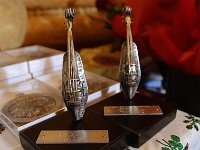 65  65.	Statuetki ze „złóbcokami” oraz wygrawerowanymi okolicznościowymi tabliczkami dla Honorowych Gości XXIII posiadów.